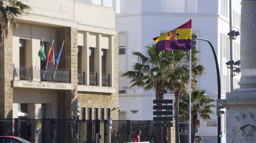 López Gil ve «absurda» la denuncia al Ayuntamiento de Cádiz por poner la bandera republicana