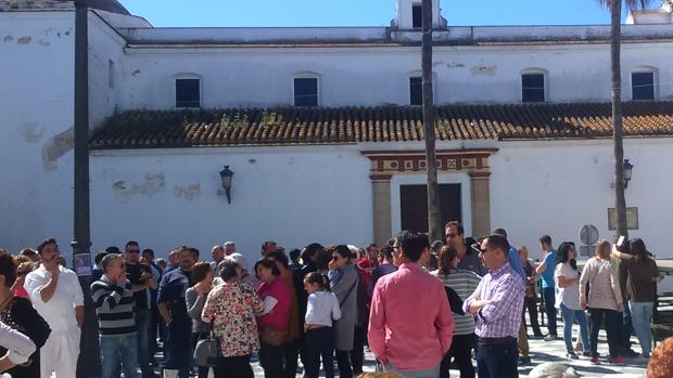 Concentración en la plaza de España, frente al Ayuntamiento, en señal de protesta