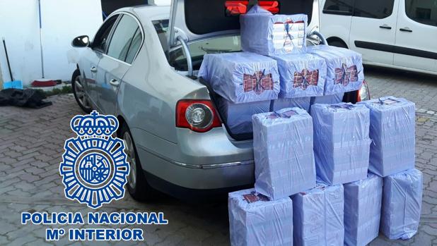 La Policía intercepta en La Línea un vehículo con 3.500 cajetillas de tabaco de contrabando