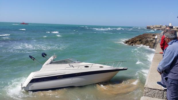 Yate encallado en el Campo del Sur de Cádiz