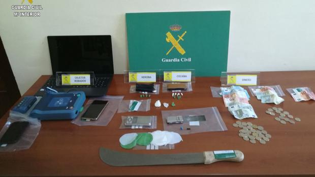 La droga, dinero, y objetos recuperados en el punto de venta de estupefacientes desarticulado en Paradas