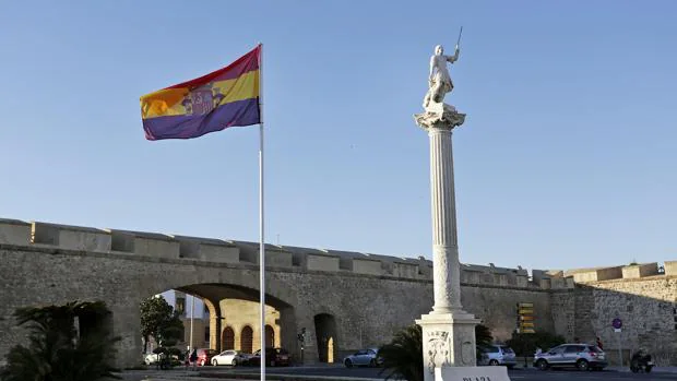 La bandera republicana ondea delante de las Puertas de Tierra.