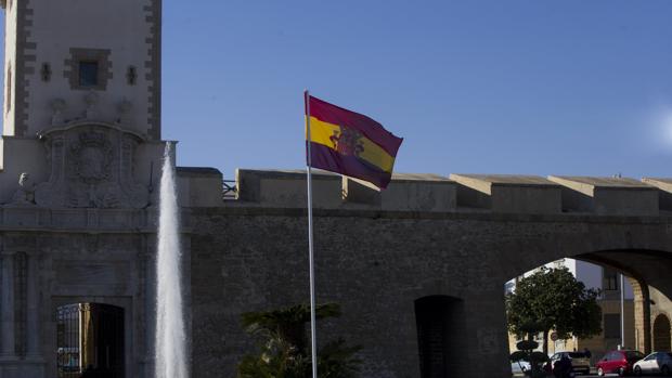 El Ayuntamiento de Cádiz colocó la bandera republicana la pasada semana.
