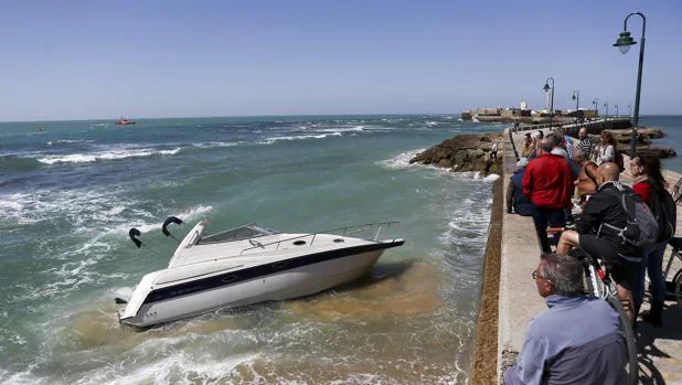 El Ayuntamiento de Cádiz deberá retirar la embarcación abandonada en La Caleta