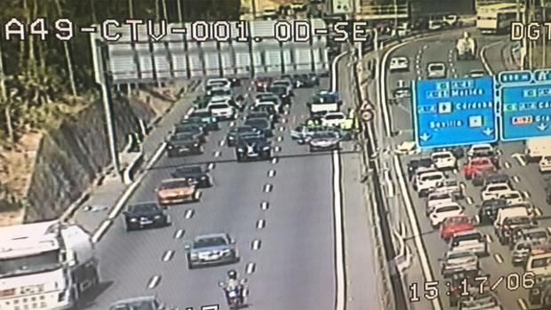 El accidente provocó el cierre de un carril en cada uno de los sentidos de la A-49 a la altura de Camas