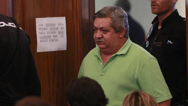 El acusado de acabar con la vida de su mujer en Alcalá de Guadaira, durante la sesión del juicio de este martes