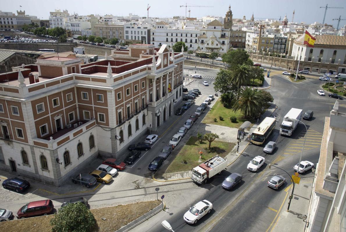 El edificio de la Aduana está plantado en mitad de la plaza, delante de la fachada de la antigua estación de trenes