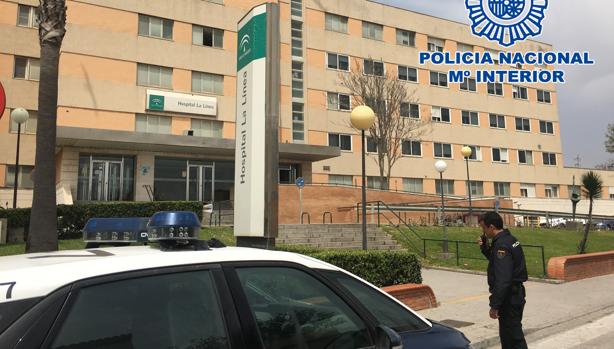 Dos policías de La Línea auxilian a una mujer a la que le dio un infarto en un coche