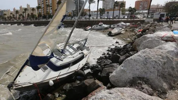 Embarcaciones encalladas en la Barriada de La Paz, en Cádiz, tras soltarse de sus amarres