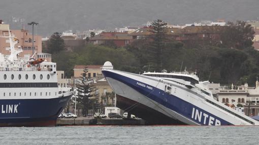 Un ferry abandonado en el puerto de Algeciras se hunde por el temporal