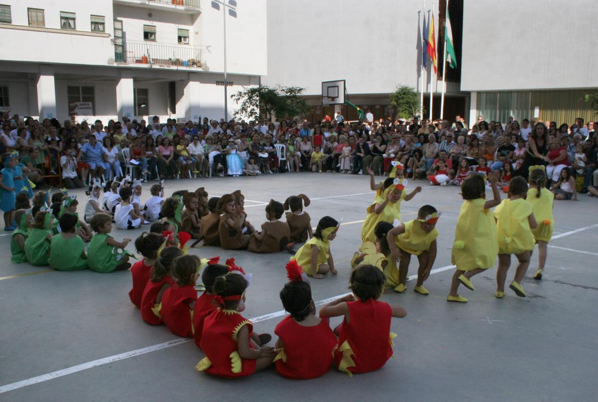 Función de fin de curso en el Reyes Católicos, el público más demandado de la ciudad.