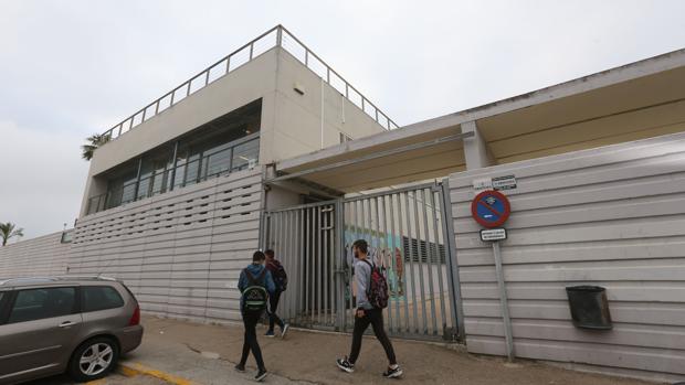 Exterior del instituto Cornelio Balbo, donde se convocó una de las asambleas de Marea Joven.