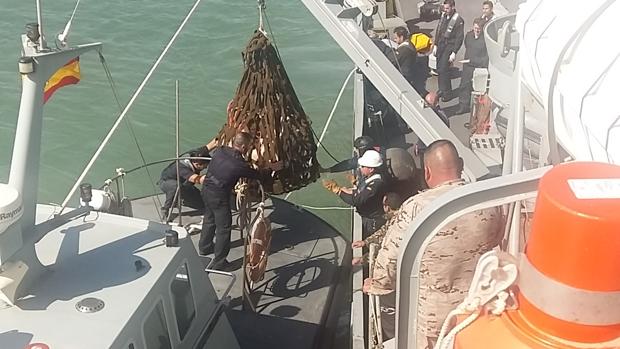 La Armada neutraliza una mina encontrada en el puerto de Sanlúcar