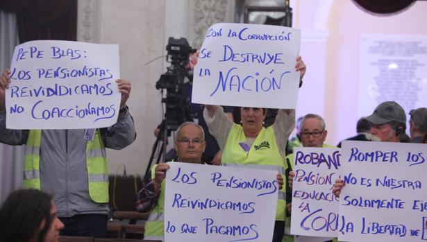 Un pleno crispado y con constantes alusiones a los casos de corrupción del PP