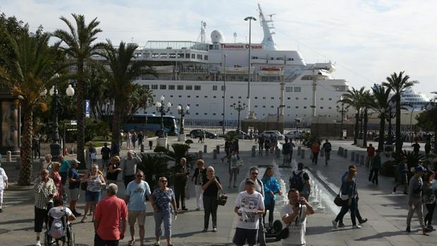 Mayo, el mes de los cruceros en Cádiz