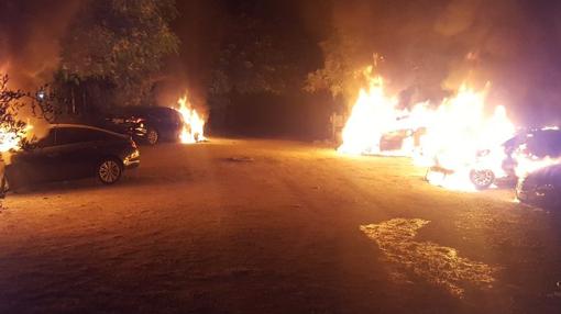 Momento en el que los coches de Cabify fueron incendiados