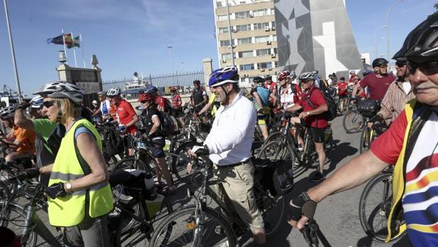 Los turistas alemanes vuelven al puerto de Cádiz con sus bicicletas