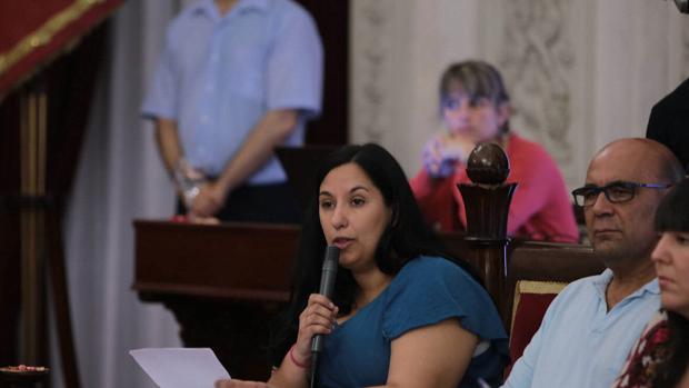 Ana Fernández, durante un pleno en el Ayuntamiento de Cádiz