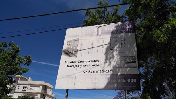 Imagen de uno de los carteles anunciadores de construcción de viviendas.