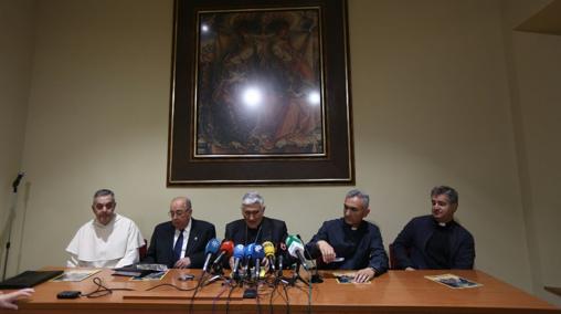 El obispo de la Diócesis de Cádiz y Ceuta, Rafael Zorzona, el prior de la orden de los Dominicos de Cádiz, Fray Pascual Saturio y el presidente del Consejo Local de Hermandades y Cofradías, Martín José García, presentan los actos programados en conmemoración de la Patrona.