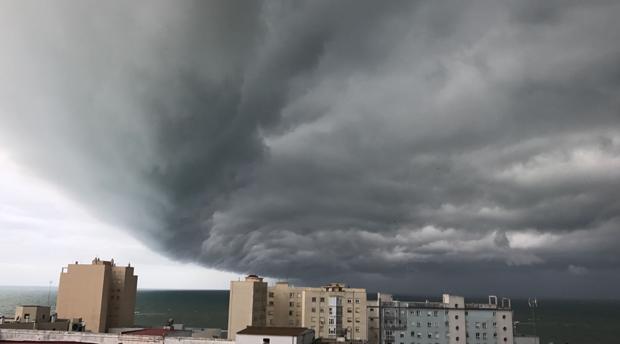 El frente frío deja un espectacular cielo en Cádiz