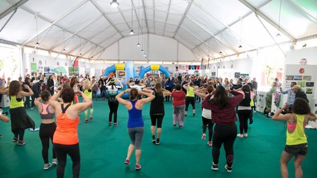 Esta mañana se ha inaugurado la I Feria de Turismo Saludable con un flashmob multitudinario