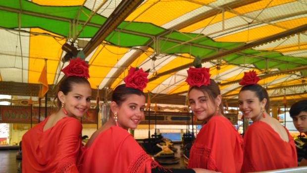 Cuatro bellas flamencas disfrutan de la Feria de Osuna