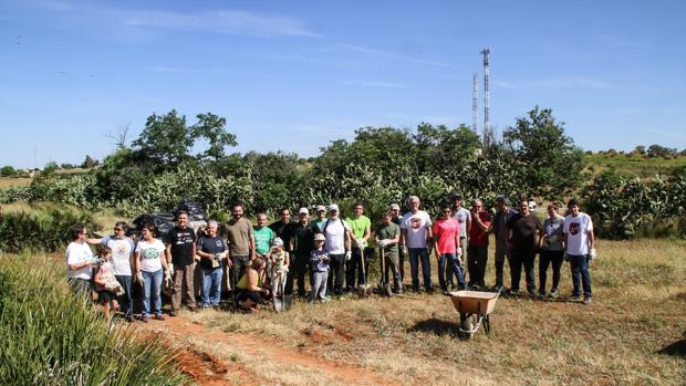 El grupo de voluntarios que desde hace catorce años se dedica a la limpieza de la zona