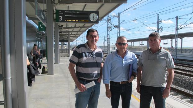 Francisco Ramiro, Juan A. Cordero y Félix González de la plataforma de usuarios, en la estación de Lebrija