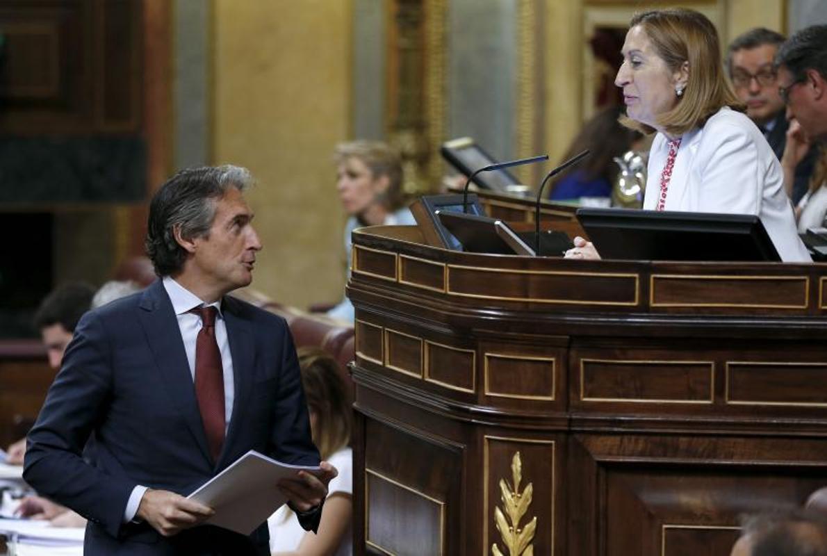 Íñigo de la Serna, ante la mirada de Ana Pastor en el Congreso.