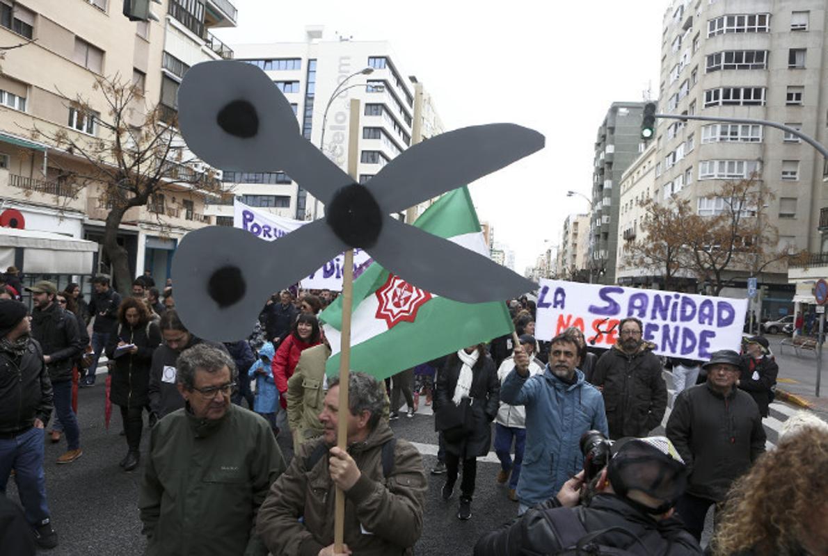 Manifestación de los miembros de la Marea Blanca.