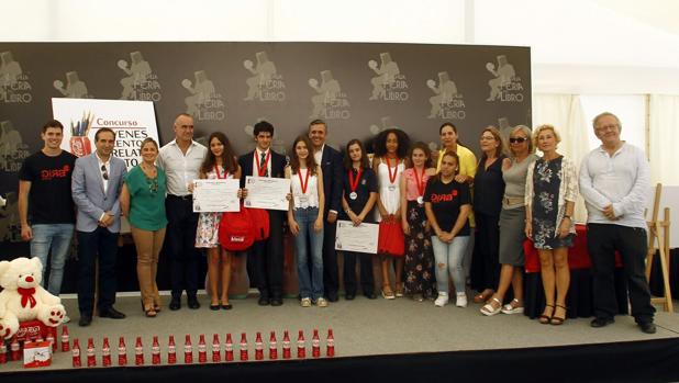 La joven gaditana junto a los demás galardonados del Concurso Jovenes talentos de Cocacola