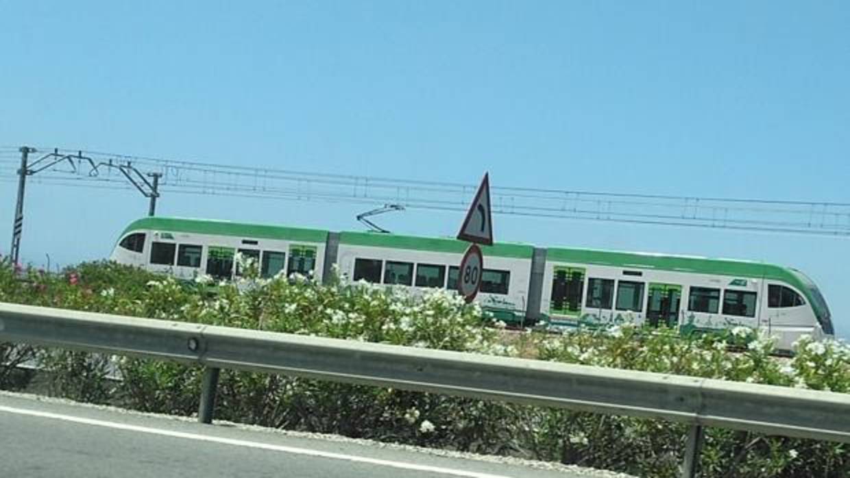 El tranvia a su paso por la Bahia