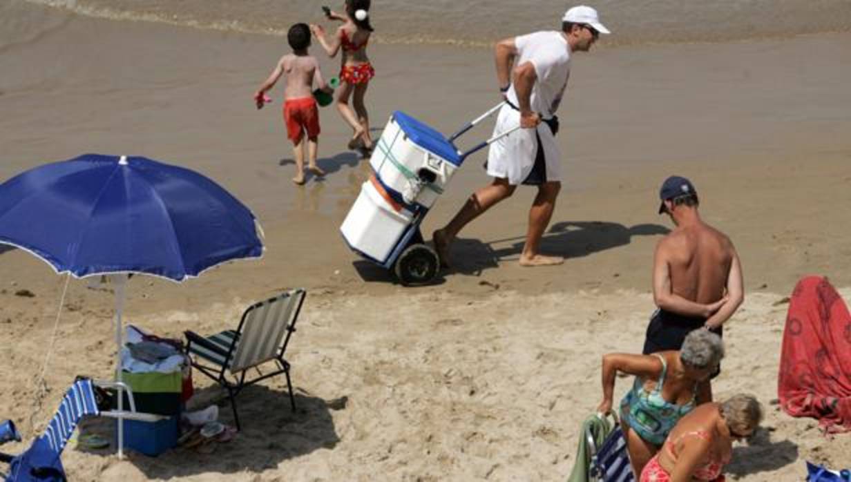 Un vendedor de refrescos por las playas de Cádiz