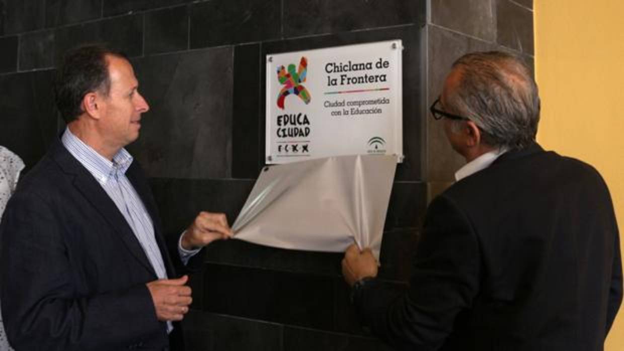 El alcalde descubre la placa conmemorativa