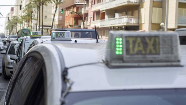 Los taxistas gaditanos exigen más protección y control al Ayuntamiento