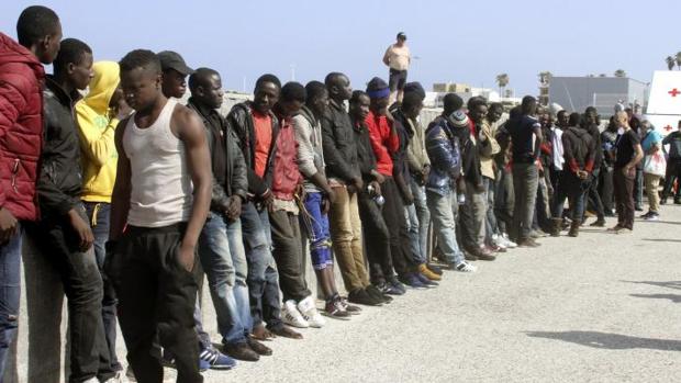 Rescatados 52 inmigrantes en una patera a más de 50 millas de Algeciras