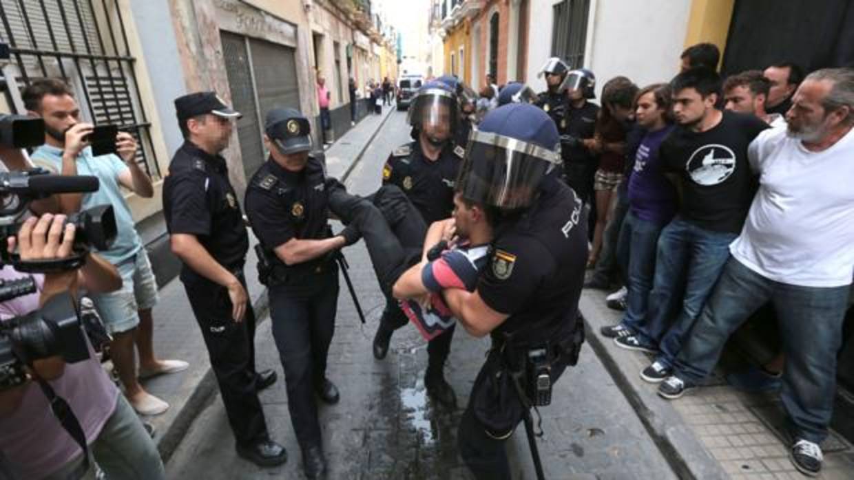 La intervención de la Policía Nacional para ejecutar un desahucio en Cádiz