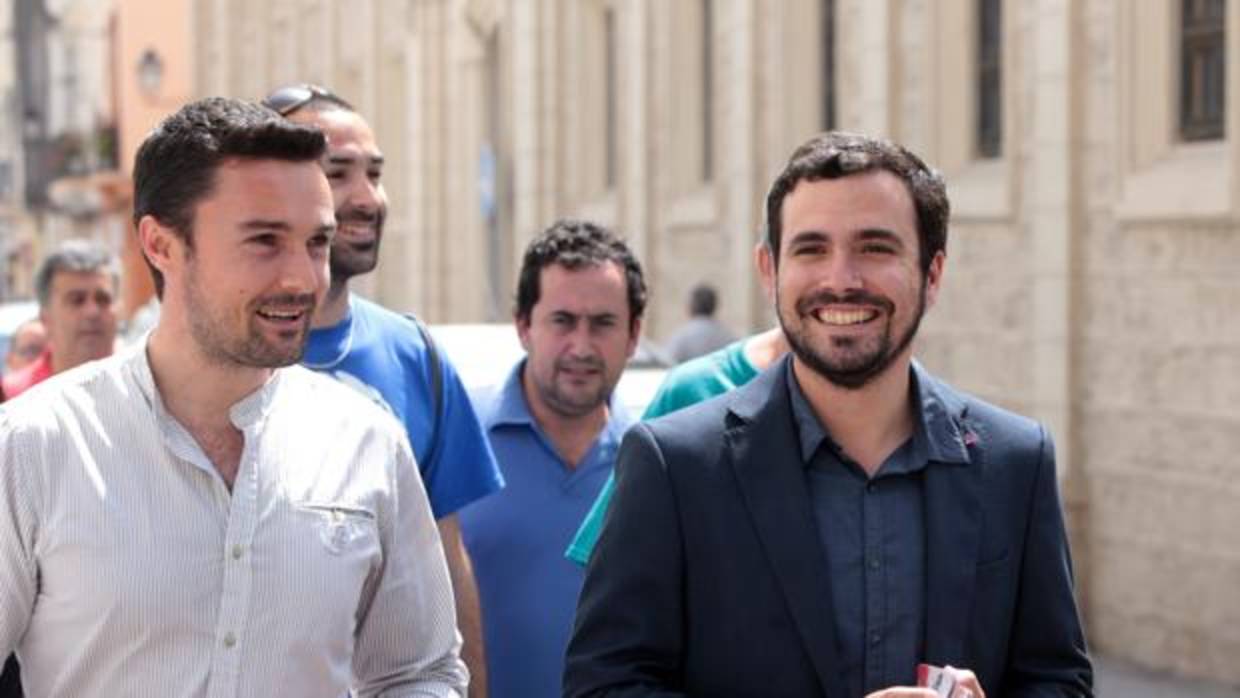 Alberto Garzón, con el edil Martín Vila, en Cádiz.