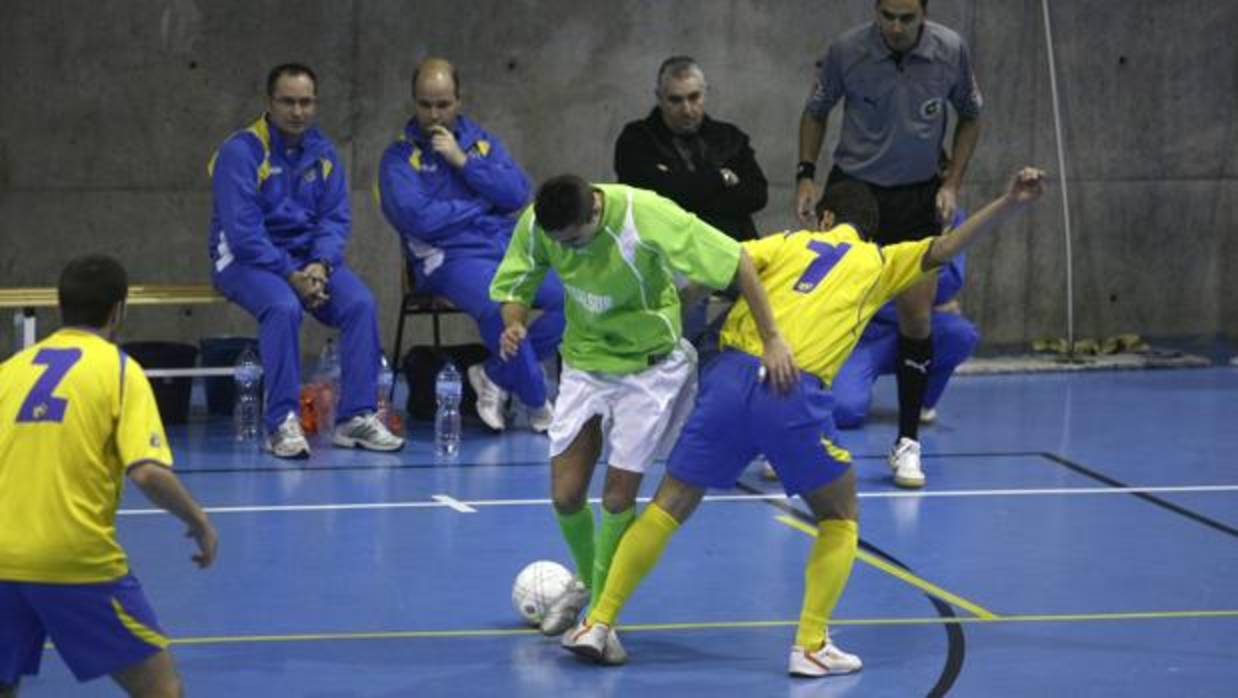 Un encuentro de fútbol sala en el pabellón del Casco Histórico