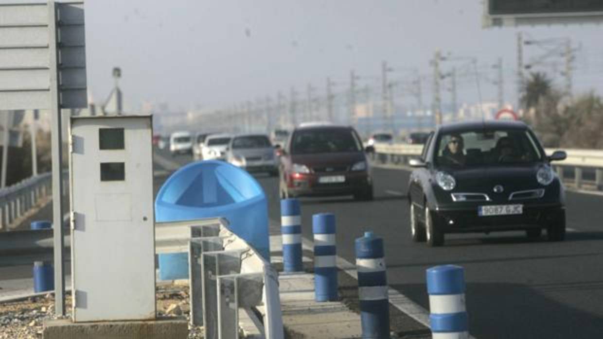 Imagen del radar que se encuentra en la carretera CA-33 que une Cádiz con San Fernando