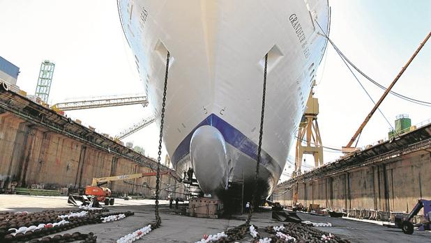 Imagen de uno de los barcos en reparación