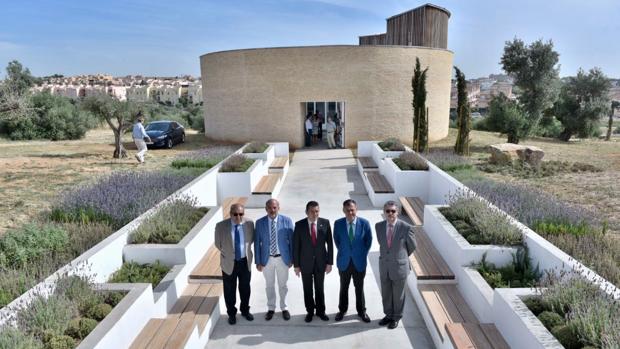 Acto de entrega del parque Olivar de Zaudín, en Tomares