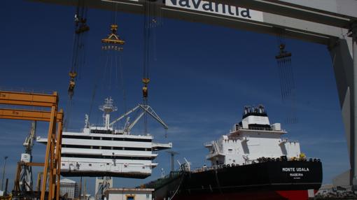 Navantia monta el puente de mando en el primer Suezmax