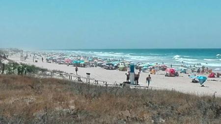 Numerosos bañistas, en la playa de El Palmar