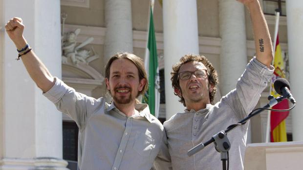 Iglesias y 'Kichi' en el balcón del Ayuntamiento de Cádiz tras los comicios municipales de 2015