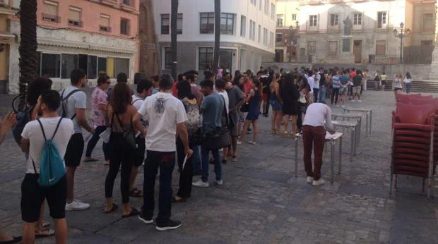 Decenas de jóvenes se encuentran en la Plaza de la Catedral para hacer el casting