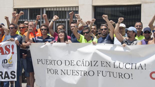 Paro total de la estiba en el puerto de Cádiz