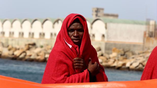 Un ciudadano subsahariano recién llegado al puerto de Tarifa