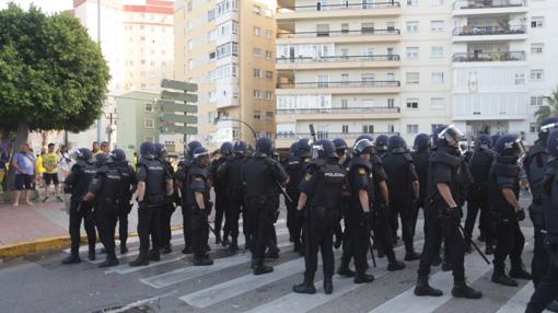 Un detenido por lanzar botellas a la Policía en el recibimiento del autobús del Cádiz